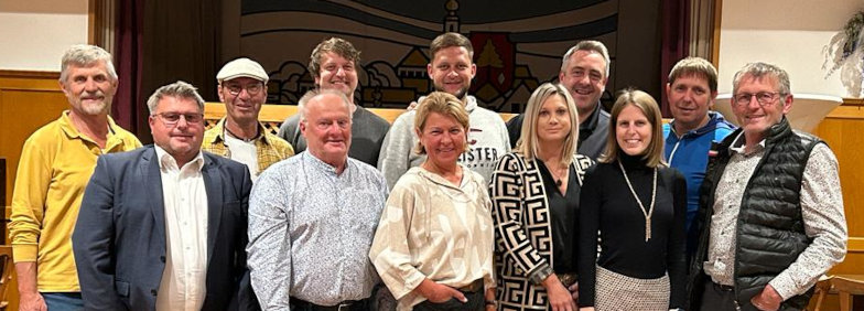Von links: Josef Eichinger, Bürgermeister Wolfgang Schmid,Thomas Schmidbauer, TSV-Vorstand Alfons Linke, Florian Thannhuber (dahinter), Schriftführerin Michaela Bac-Reitmajer, Kassenwart Florian Grünzinger, Verena Sem, Alexander Prinz, Medienmanagerin Lilly Hennersberger, Jürgen Juris und Vorstand Anton Hennersberger.