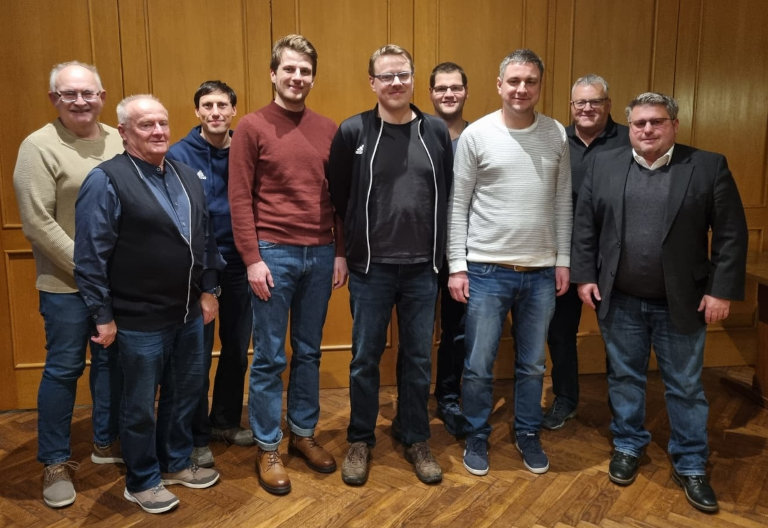 von links : Dieter Hochriegl, TSV Vorstand Alfons Linke, Daniel Haslauer, Josef Eichinger, Rainer Kammergruber, Martin Waldhör, Tobias Baumgartner, Josef Deiml und 1. Bürgermeister Wolfgang Schmid.