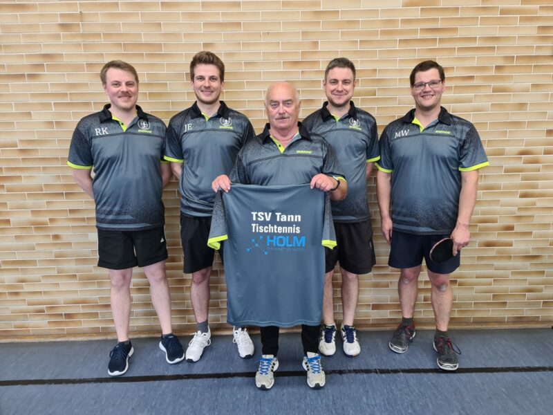 Tischtennis Herren mit einem Trikot mit der Aufschrift von Holm Silicon